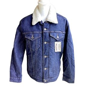 Levi’s Signature Gold Sherpa Trucker Jacket. B12